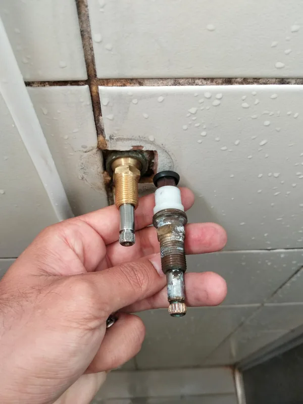 Componente hidráulico em avaliação durante o atendimento Reparo de componente hidráulico em Goiânia