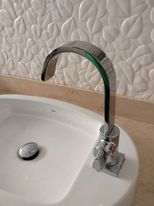 Torneira instalada em atendimento hidráulico Torneira de lavatório cromada instalada em Goiânia